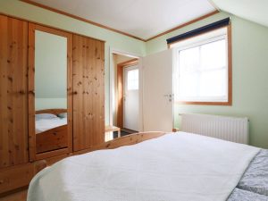 schlafzimmer-mit-grossem-gemuetlichem-doppelbett