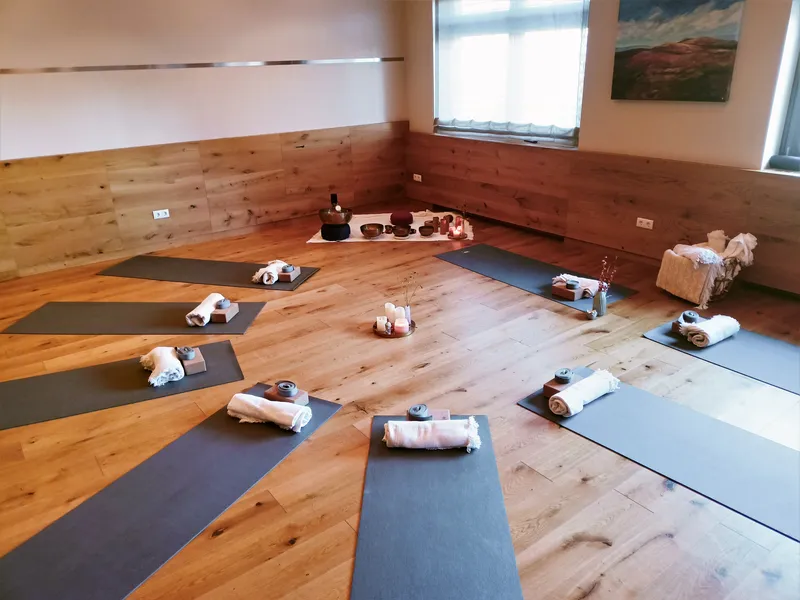 Klangbad mit verschiedenen Klanginstrumenten zur Tiefenentspannung