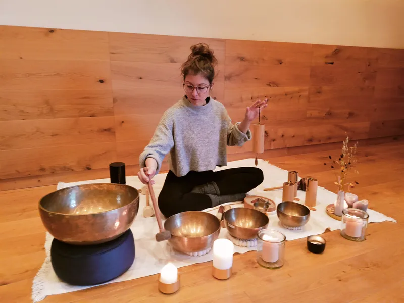 Monika beim Anspielen verschiedener Klanginstrumente beim Klangbad