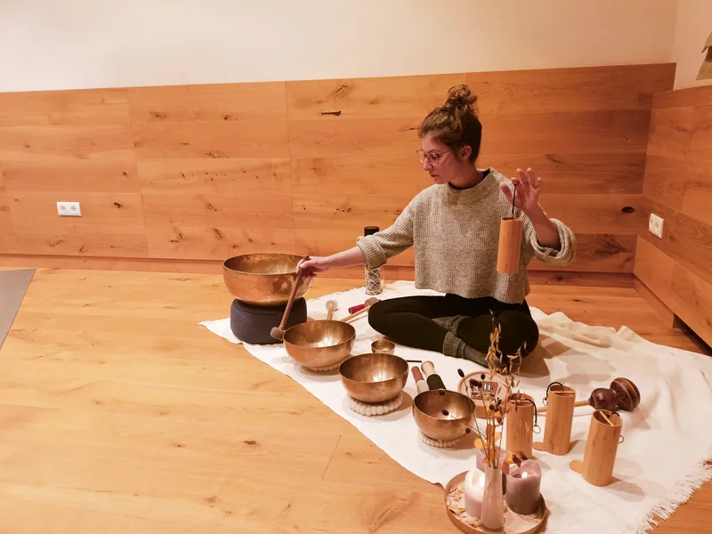 Therapeutin führt Klangbad mit verschiedenen Klanginstrumenten durch