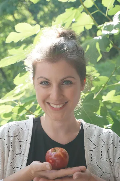 Monika Gabernig, ärztlich geprüfte Fastenleiterin, lächelnd im Portrait