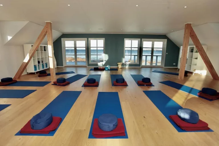 Yoga & Fasten Retreat auf Rügen – Seminarraum mit Meerblick
