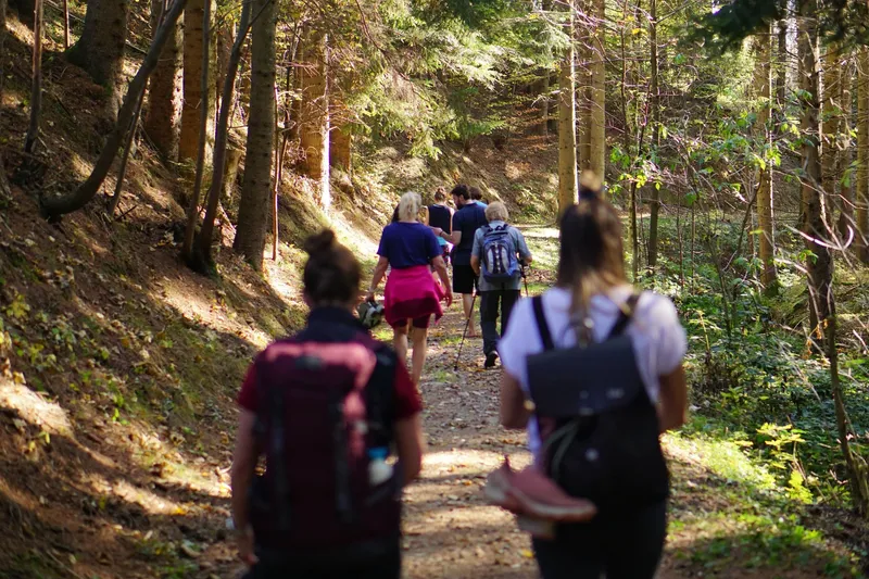 Fastenleiterin Monika Gabernig begleitet Teilnehmende bei Wanderung beim Fasten nach Buchinger
