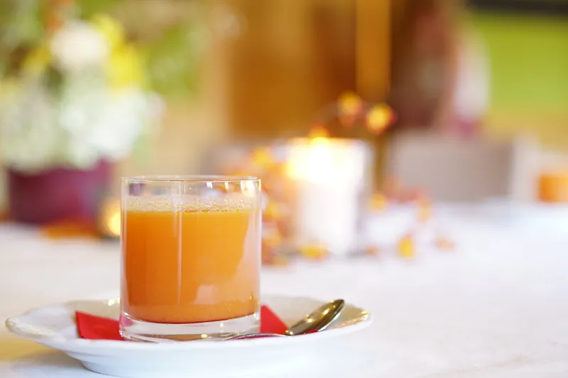 Glas mit frisch gepresstem Saft – Symbol für das Buchinger Fasten mit Säften und Brühe