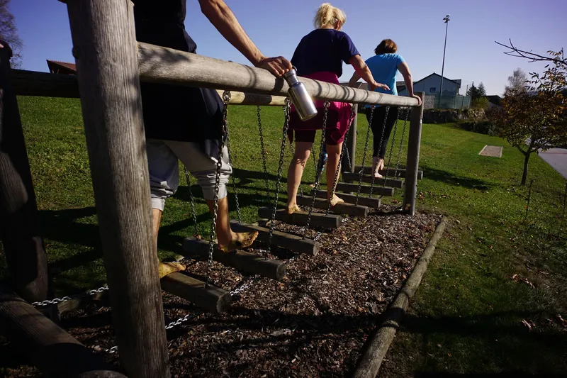 Koordinationstraining auf dem Barfusspfad beim Yoga- und Fastenretreat im Hotel Fast