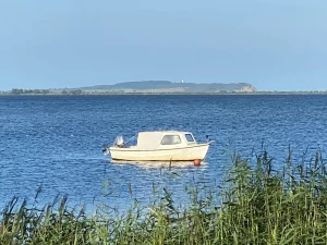 Blick auf Boot auf der Ostsee_Entschleunigung pur: Fasten nach Buchinger mit Yoga & Klangreisen auf der Insel Rügen.