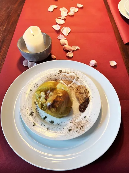 Das festliche Fastenbrechen mit einem Bratapfel beim Wohlfühlpfade Fastenkurs nach 5 Tagen Fasten.