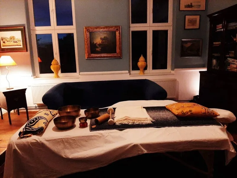 Klangschalen in weichem Licht-Tiefenentspannung pur beim Klangbad