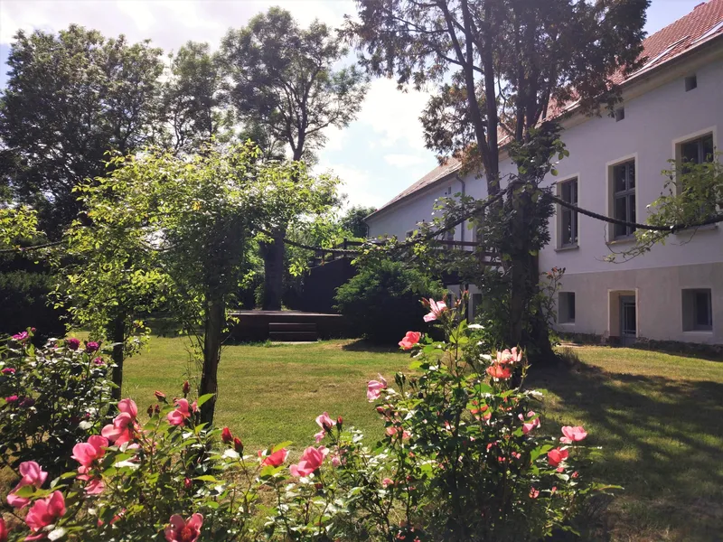 Blick auf Rosengarten und Seminarhaus beim Fastenretreat