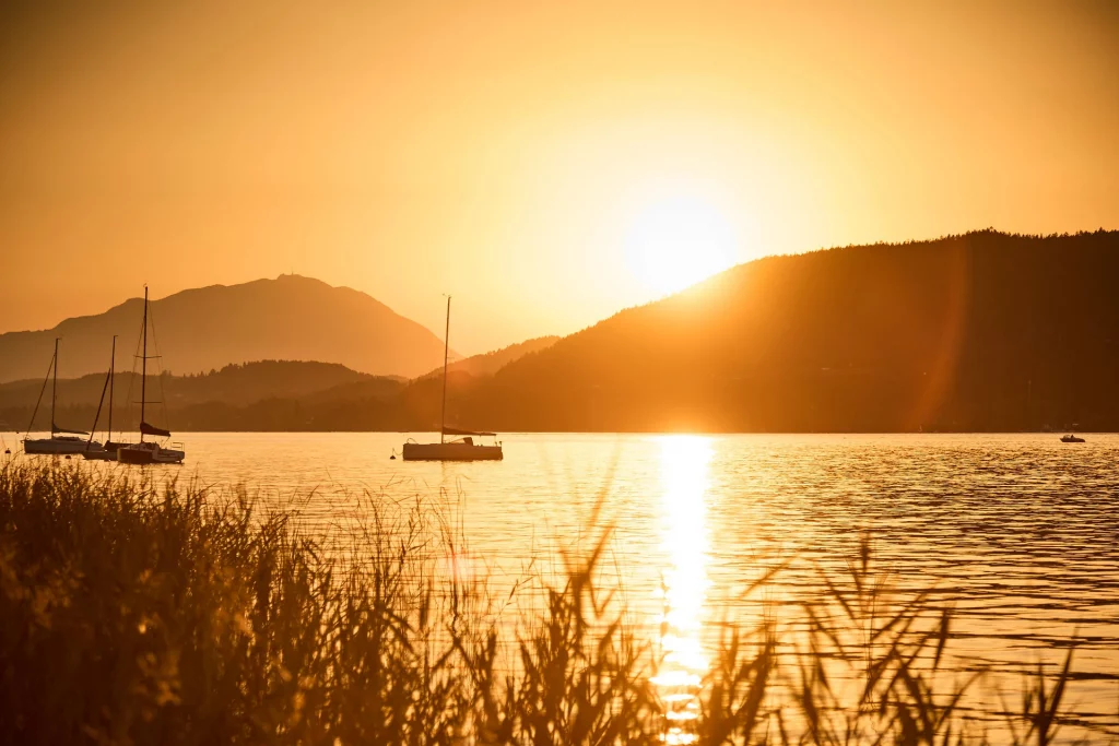 Blick auf Segelboote auf Wasser im Sonnenuntergang beim Yoga- und Fastenurlaub
