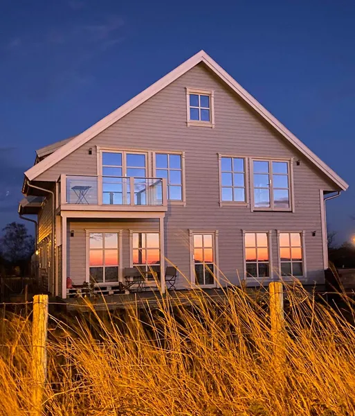 Blick auf das Seminarhaus in Wiek im Sonnenuntergang beim Yoga- und Fastenretreat nach Buchinger