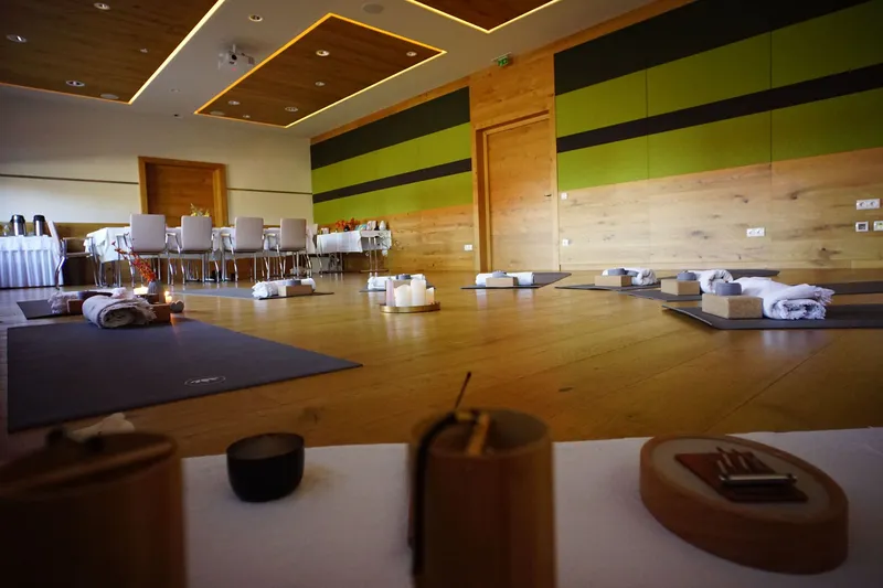 Entspannung mit Yoga und Klanginstrumenten im wunderschönen Seminarraum des Hotel Fast beim Yoga-und Fastenretreat