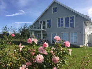 Blick auf das Seminarhaus in Wiek mit Rosen im Garten_Erholung und Regeneration beim Fastenurlaub auf Rügen.