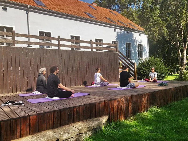 Entspannung beim Yoga auf der Terrasse bei schönem Wetter im Fastenurlaub