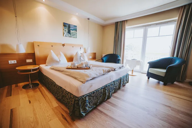 Basenfasten im Hotel Fast – gemütliches und stilvolles Schlafzimmer mit Wohlfühlatmosphäre