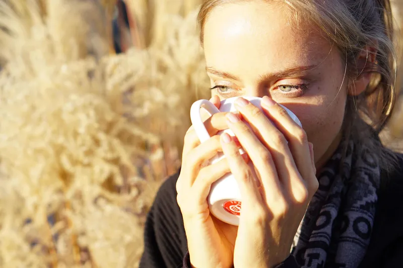 Achtsames Tee Trinken bei Fastenurlaub an der Ostsee