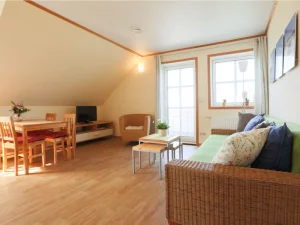 geräumiges Wohnzimmer der Ferienwohnung im Strandhaus Wiek auf Rügen