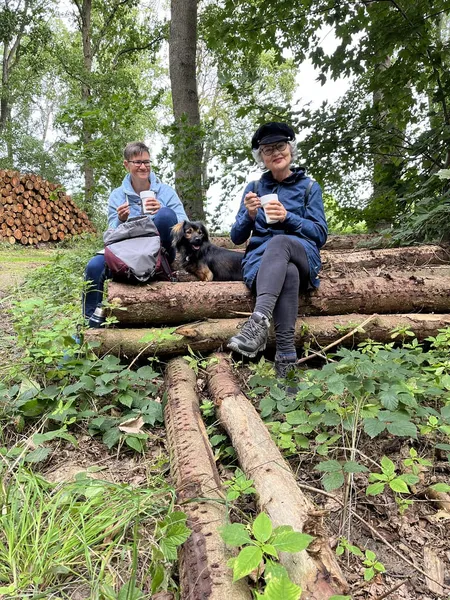 Teilnehmerinnen bei Saftpause im Wald während Wohlfühlpfade Fastenkurs