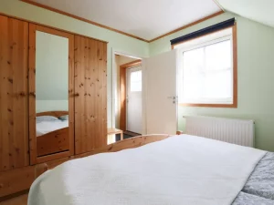 Schlafzimmer mit gemütlichem Doppelbett_Fasten Retreat Rügen im Strandhaus Wiek