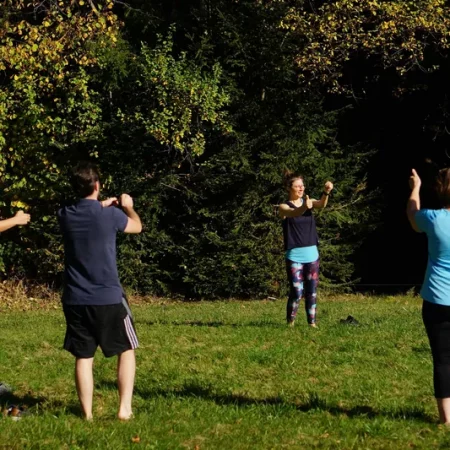 Morgengymnastik beim Fastenurlaub zur Aktivierung des Kreislaufs
