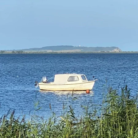 Blick auf Boot auf der Ostsee_Entschleunigung pur: Fasten nach Buchinger mit Yoga & Klangreisen auf der Insel Rügen.