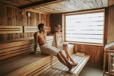 Zwei Teilnehmer des Wohlfühlpfade-Fastenskurses beim Entspannen in der Finnischen Sauna im Spabereich