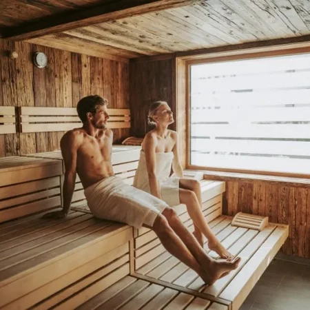 Zwei Teilnehmer des Wohlfühlpfade-Fastenskurses beim Entspannen in der Finnischen Sauna im Spabereich