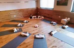 Klangbad mit verschiedenen Klanginstrumenten zur Tiefenentspannung