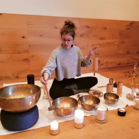 Monika beim Anspielen verschiedener Klanginstrumente beim Klangbad