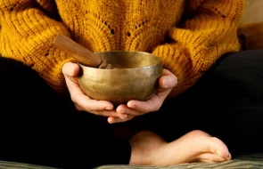 Die obertonreichen Klänge der Klangschalen tragen zu Ruhe und Ausgeglichenheit bei