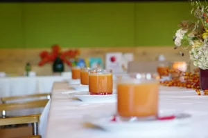 Gläser mit frisch gepresstem Saft – Symbol für das Wohlfühlpfade-Buchinger Fasten mit Säften und Brühe