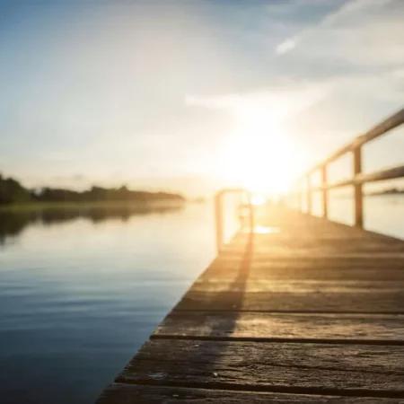 Steg aufs Wasser_Sinnbildlich für Entspannung bei Fastenwochen in Prerow