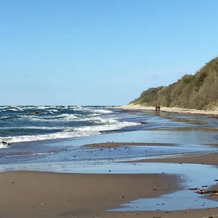 Wunderschöner Strand mit Wellen bei Wanderung auf der Fastenwoche