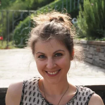 Portrait von Fasten- und Entspannungstrainerin Monika Gabernig lächelnd in der Natur