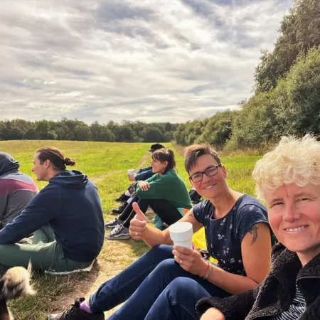 Strahlende Teilnehmer beim Trinken von frischem Saft aus Obst und Gemüse beim Fastenretreat