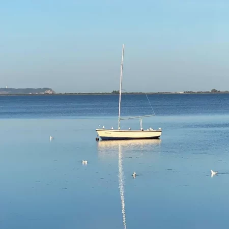 Segelboot auf dem Meer_ Sinnbild für Entspannung und Durchatmen während einer Fastenwoche
