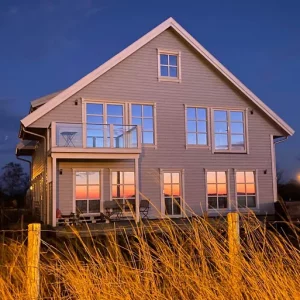 Blick auf das Seminarhaus in Wiek im Sonnenuntergang beim Yoga- und Fastenretreat nach Buchinger