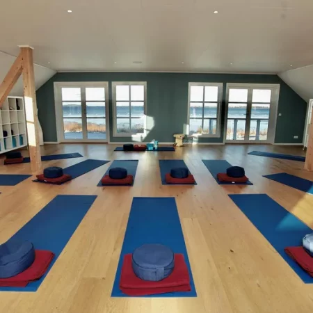 Yoga & Fasten Retreat auf Rügen – Seminarraum mit Meerblick