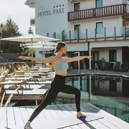Yoga und Entspannung am Naturpool beim Basenfasten im Hotel Fast