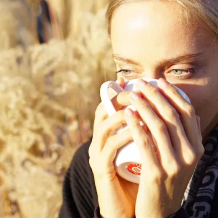 Achtsames Tee Trinken bei Fastenurlaub an der Ostsee