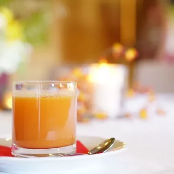 Glas mit frisch gepresstem Saft – Symbol für das Buchinger Fasten mit Säften und Brühe